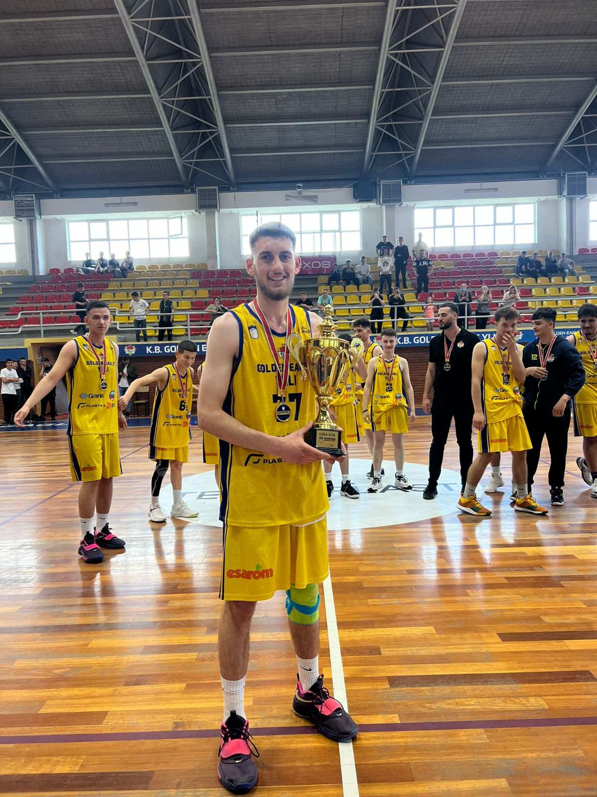 Golden Eagle Ylli, kampion me U18 (M)